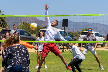Students playing volleyball in Alumni Park