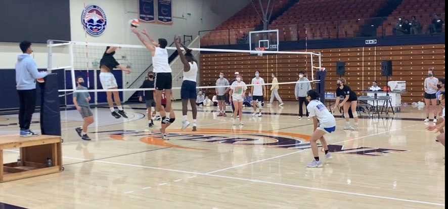 Pepperdine intramural team in the middle of a volleyball match.