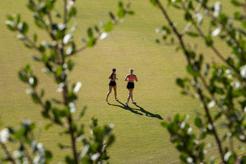 Students running on Alumni Park